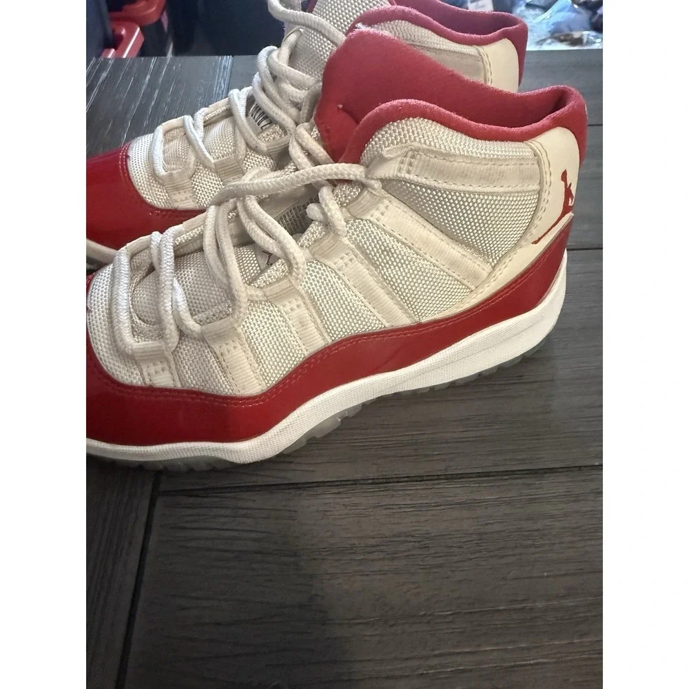 Nike Air Jordan 11 Retro Boys Size 1y Cherry Red White Basketball Shoes Sneakers